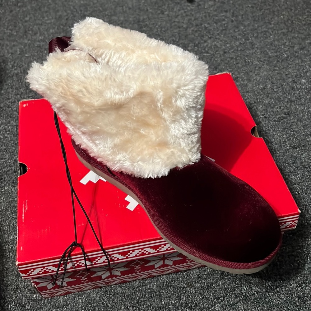 NWT - Arizona fur lined boots - Burgundy